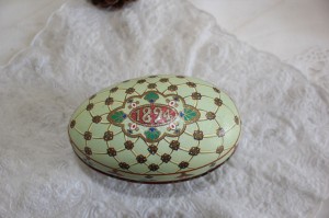 Shabby chic vintage Easter egg 00444