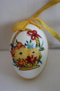 Shabby chic vintage Easter egg 00449