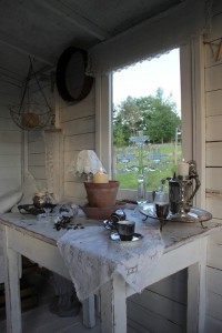 summerhouse_woman_cave_silver