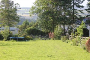 summerhouse_woman_cave_garden